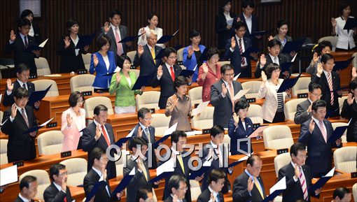 [포토] 선서하는 19대 국회의원들