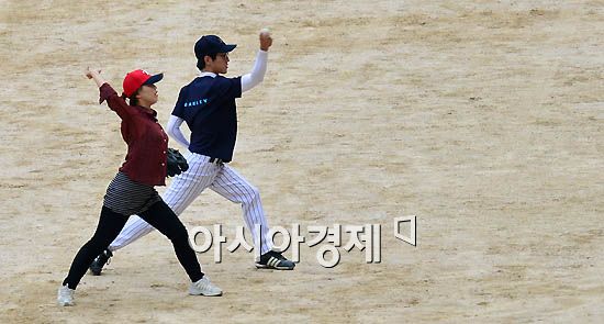 [포토] 투구 동작 연습하는 여학생
