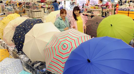 ▲이마트가 기존 저가형 우산이 비·바람에 약해 소비자 불만이 높다는 점에 착안해 튼튼하고, 오래 쓸 수 있는 우산을 직접 개발해 판매한다.