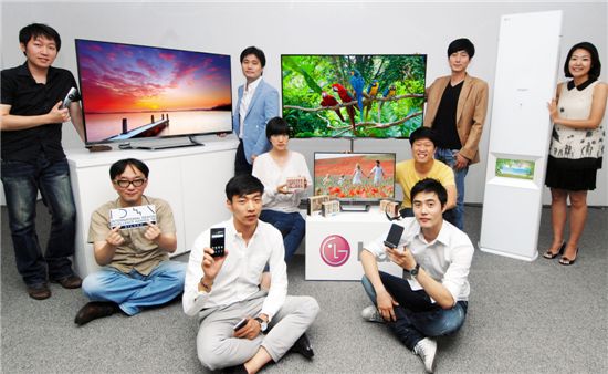 서울 서초구 양재동 소재의 LG전자 서초 R&D캠퍼스 내 디자인경영센터에서 LG전자 디자이너들이 IDEA 디자인상을 수상한 본인의 제품들을 직접 소개하고 있다. (뒷줄 왼쪽부터 이정록 선임연구원,이용호 책임연구원, 김유석 책임연구원, 김미주 선임연구원(女), 가운데줄 왼쪽부터 이상호 선임연구원, 김문화 선임연구원(女), 안현태 주임연구원, 앞줄 왼쪽부터 박민선 주임연구원, 송승환 주임연구원 순임)