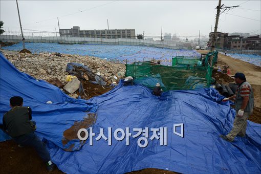 [포토] 장마 대비에 분주한 공사 관계자들