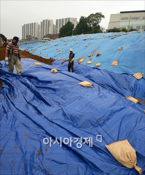 [포토] 장마시작.. "공사 현장을 지켜라"