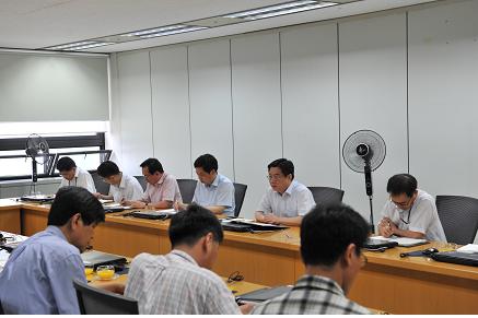 김호원(맞보이는 줄 왼쪽에서 5번째) 특허청장이 간부회의를 소집, 근무기강 확립을 지시하고 있다.