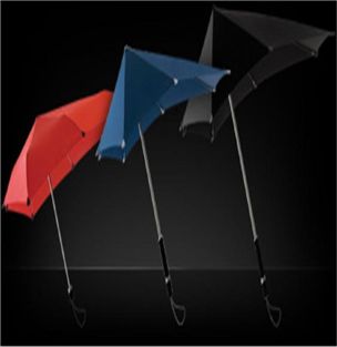 우산 살과 지지대가 튼튼해 강한 비바람이 불어도 뒤집어지지 않는 편심축우산