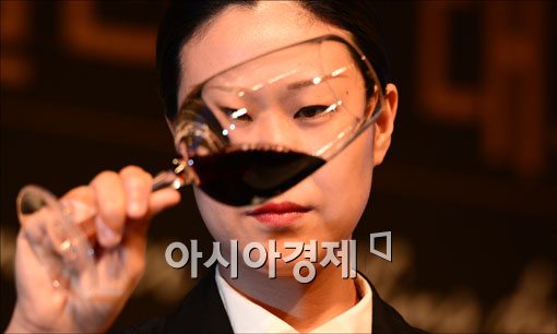 사람 혀 닮은 '전자 혀'.. 소믈리에보다 10배 민감 