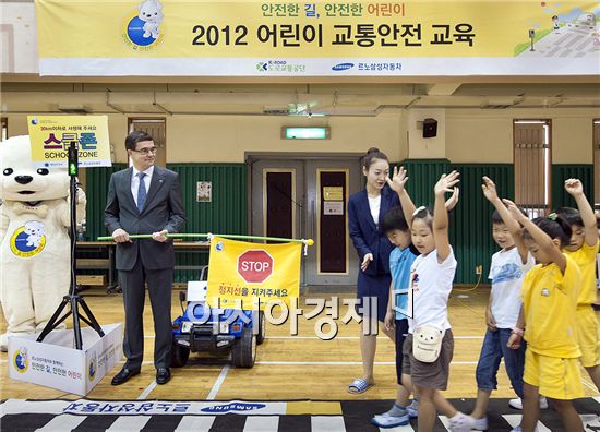 [포토]"손, 머리위로" 교통안전 선생님된 르노삼성 사장