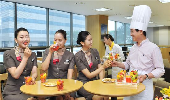 서울시 강서구 오쇠동 아시아나타운에서 한태근 아시아나항공 서비스본부장(사진 맨 우측)이 아시아나 승무원들에게 과일컵과 음료를 나눠주고 있다.

