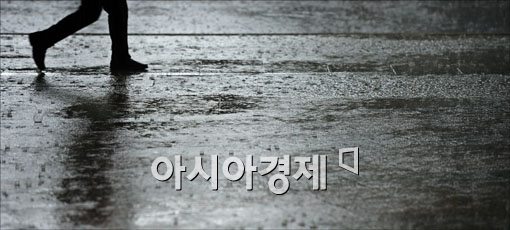 [포토] '빗속을 걷다'