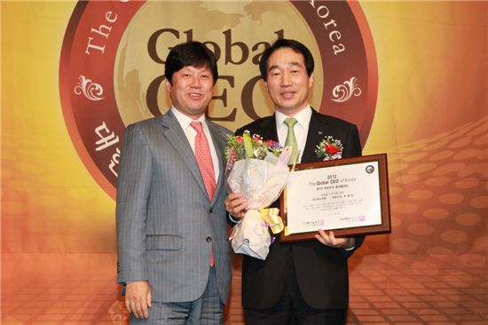 ▲최흥집 하이원리조트 대표(사진 오른쪽)가 5일 서울 밀레니엄힐튼 호텔에서 열린 ‘2012 대한민국 글로벌 CEO 선정식’에서 '대기업 사회공헌 부문상'을 수상했다. 
