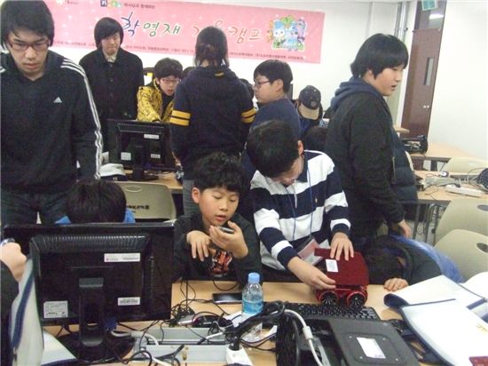 지난해 겨울방학 때 대전서 열렸던 과학영재캠프 모습. 학생들이 스마트폰을 이용, 로봇의 운용원리를 배우고 있다.