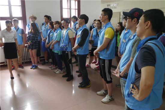 조선민족교육의 요람이었던 길림성 용정시의 대성중학교에서 설명을 듣고 있는 학생들.