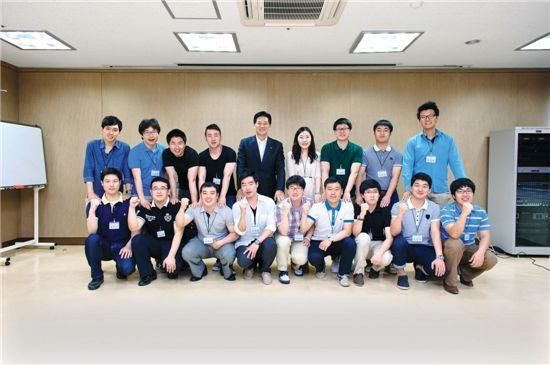 김용식 쌍용양회 사장(뒷줄 왼쪽에서 다섯 번째)이 'CEO와 대화의 시간'에 참석한 2011년 입사 대졸 신입사원들과 함께 기념촬영을 하고 있다.
