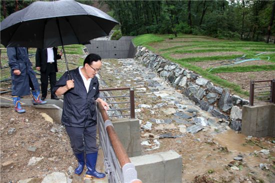 [포토]진익철 서초구청장, 우면산 산사태 복구 현장 찾아 