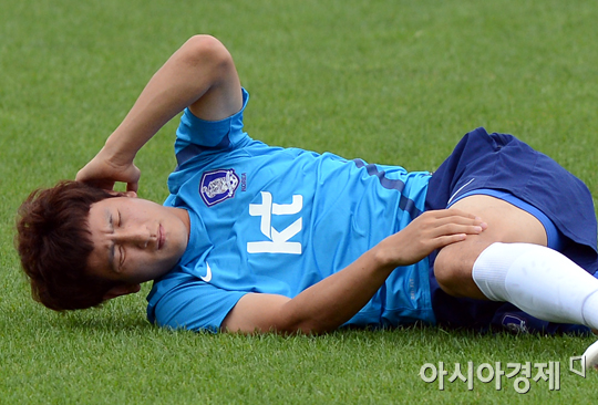 [포토] 지동원 '준비운동은 중요하죠!'