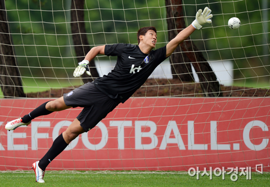 [포토] 이범영 '공이 너무 작은거 아냐?'