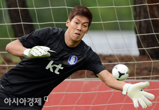 [포토] 이범영 '공이 너무 작은걸~'