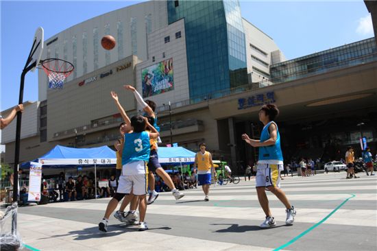 청소년 참가자들이 길거리 농구대회 '마지막 승부'에서 진검승부를 벌이고 있다. 