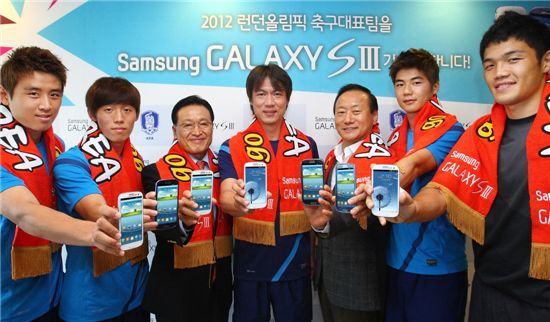 삼성전자, 올림픽 축구 대표팀에 '갤럭시S3 LTE' 증정
