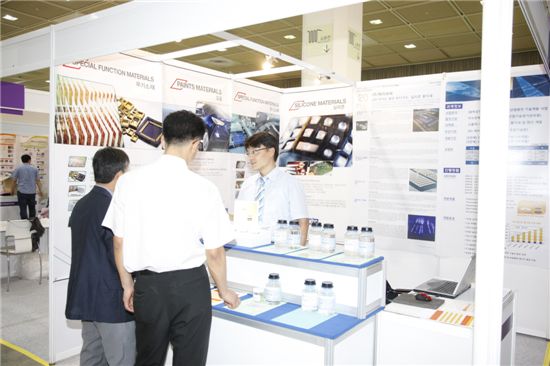 KCC가 '2012 대한민국 산업기술 R&D 전시회'의 KCC부스를 찾은 관람객들에게 발광다이오드(LED) 관련 제품을 선보이고 있다. KCC는 지난달 28일부터 30일까지 이 전시회에 참가했다. 
