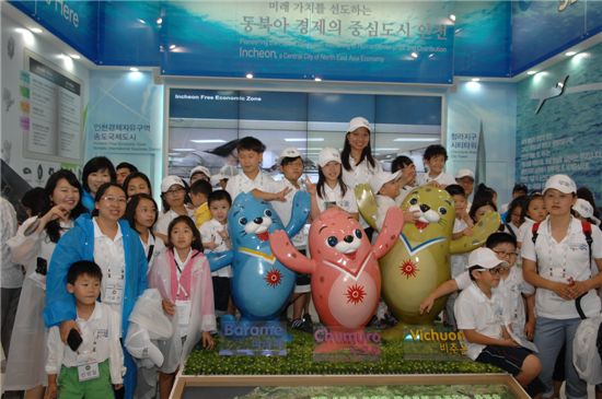 지난 5일 여수엑스포 인천 지자체관을 방문한 포스코 다문화 서포터즈가 기념촬영을 하고 있다.