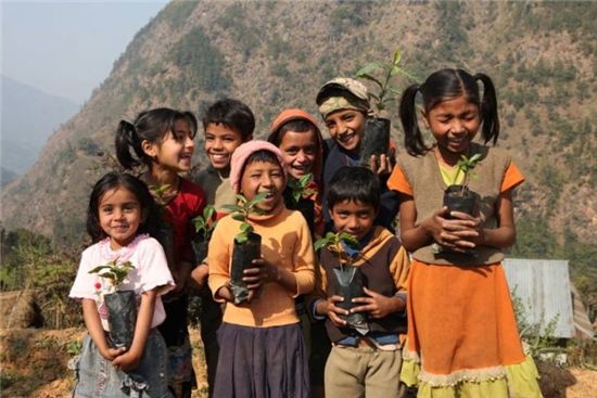 히말라야 산골짜기 아이들이 커피묘목을 들고 있는 모습