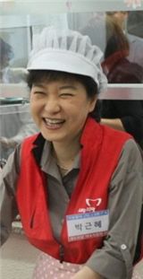 6월 22일 서울의 한 복지관을 찾아 배식활동을 하고 있는 박근혜 전 비대위원장