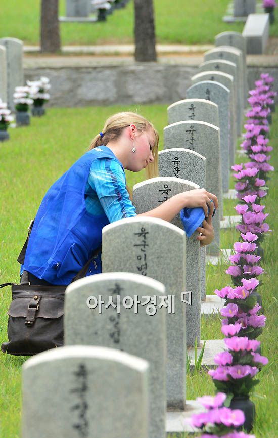 [포토] 묘비 닦는 참전용사 후손