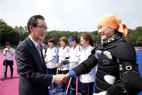 신은철 대한생명 부회장이 9일 태릉선수촌을 방문해 여자하키 국가대표팀 선수들을 격려하고 있다.