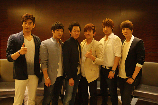 Shinhwa's Eric (left), Kim Dong-wan (second to left), Andy (third to left), Lee Min-woo (third to right), Jun Jin (second to right) and Shin Hye-sung (right) [Shinhwa Company]