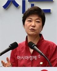 고향 찾은 박근혜 "산업화·민주화 공·과 안고 갈 것"
