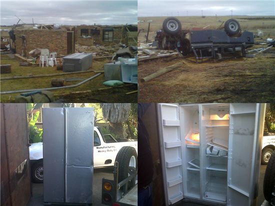 지난 달 말 남아공의 작은 마을 데니스빌(Deneysville)을 급습한 토네이도에도 정상 작동하는 LG 냉장고의 모습. 

