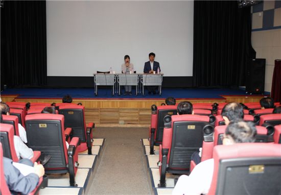 김영배 성북구청장과 홍지유 감독이 영화 '두 개의 문'을 관람한 후 소감을 밝히고 있다.