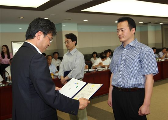 김우영 은평구청장이 우수 제안자에게 상장을 주고 있다.