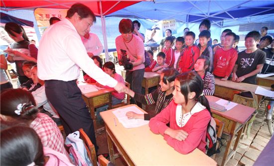 최태원 SK그룹 회장이 중국 쓰촨성 지진현장을 방문해 현지인들을 위로하고 있는 모습. 