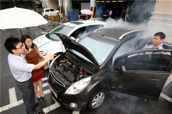 한국GM이 여름철 집중 호우로 인한 침수 피해 차량을 대상으로 살균 및 탈취를 하고 있다.
