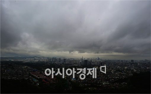 [포토]먹구름으로 뒤덮힌 서울 하늘