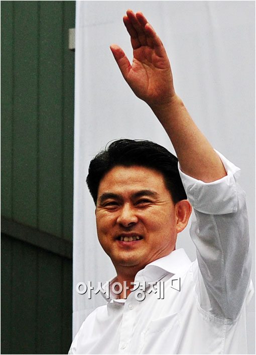 [포토]손 흔드는 김태호 의원