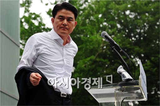 [포토]옷 벗는 김태호 의원