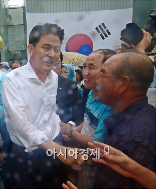 [포토]비 맞으며 대선 출마 선언한 김태호 의원