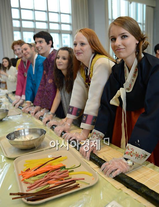 [포토]손 모아 김밥 말아요