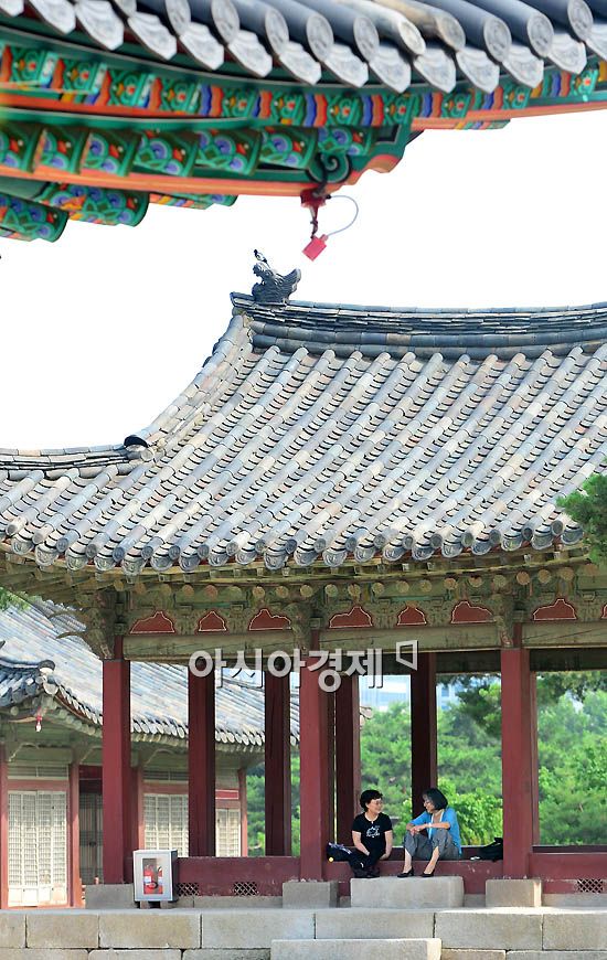 [포토] 정자 그늘 아래서