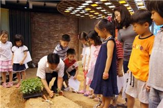 ▲농촌진흥청 국립식량과학원 정광호 박사가 'CJ The Farm'에서 아이들에게 콩 성장과정을 설명하고 있다