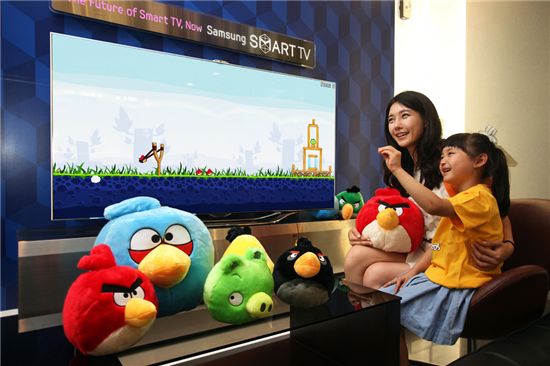 삼성전자가 이달 중 세계에서 가장 성공한 모바일 게임으로 알려진 '앵그리버드(Angry Birds)'를 스마트TV 앱으로 출시한다. 삼성전자 모델들이 삼성 스마트TV의 동작인식 기능이 적용된 로비오사의 앵그리버드 게임 앱을 체험해보고 있다.  
