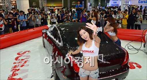 [포토]'레이싱 모델들의 세차쇼'