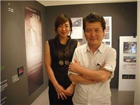 '3인의 무대미술가' 전시를 기획한 이태섭 용인대 연극학과 교수와 그의 제자이자 프리랜서 공연예술가인 김은영씨(오른쪽부터)