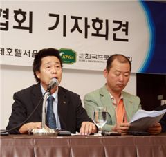  김학서 KPGA 회장 직무대행(왼쪽)이 기자들의 질문에 답하고 있다. 사진=KPGA제공
