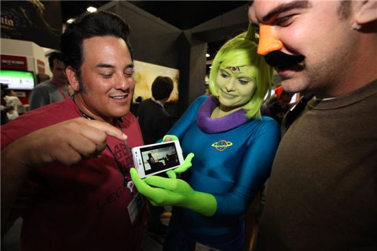 LG전자, 美 코믹콘 축제에 '옵티머스 3D 맥스' 전시