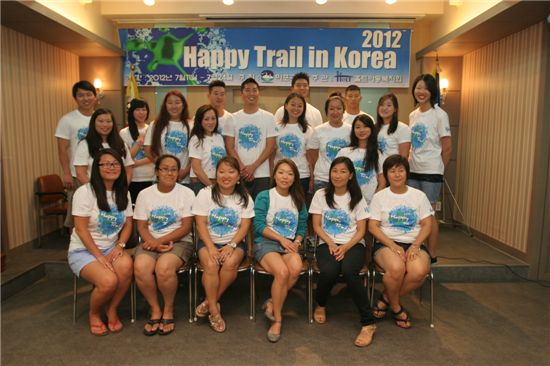 ▲ '2012 Happy Trail in Korea' 입학식이 12일 오후 합정동 홀트아동복지회 대강당에서 열렸다. 이번 행사에는 미국, 프랑스 등 5개국에서 총 22명이 참여했다. 사진은 행사에 참여한 해외입양인들. 