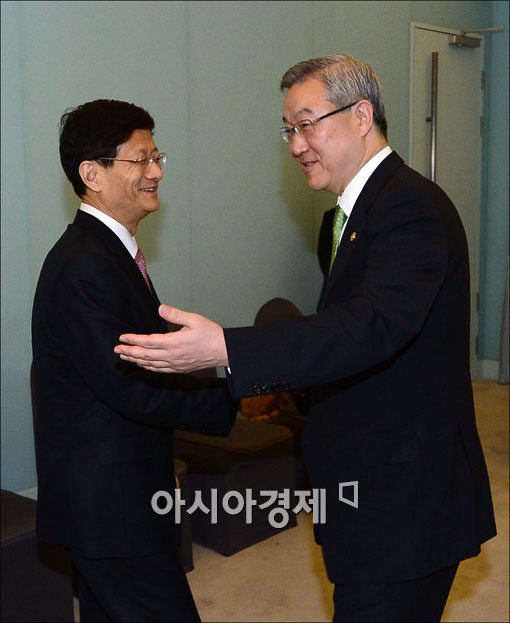 [포토] 반갑게 인사하는 김성환 장관, 멍젠주 공안부장