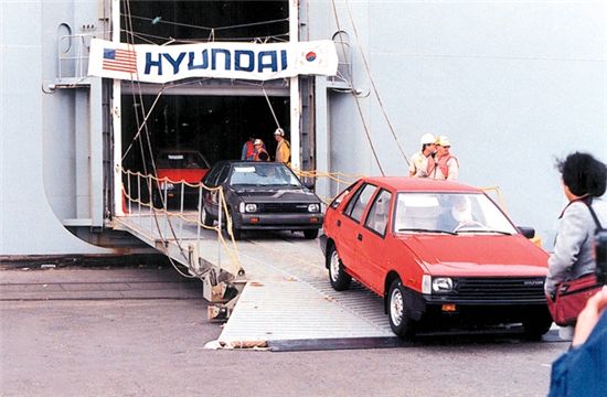 ▲1986년 현대차의 포니엑셀이 미국에 수출되는 모습